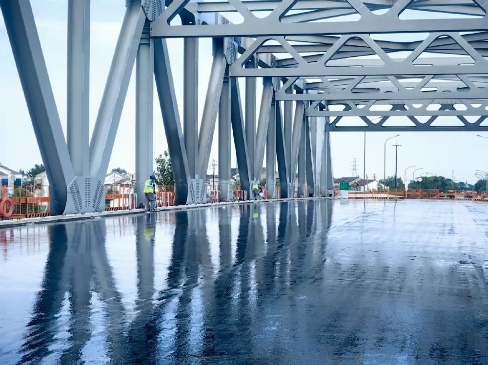 2025.8.29熱拌環(huán)氧鋼橋面鋪裝現(xiàn)場(chǎng)